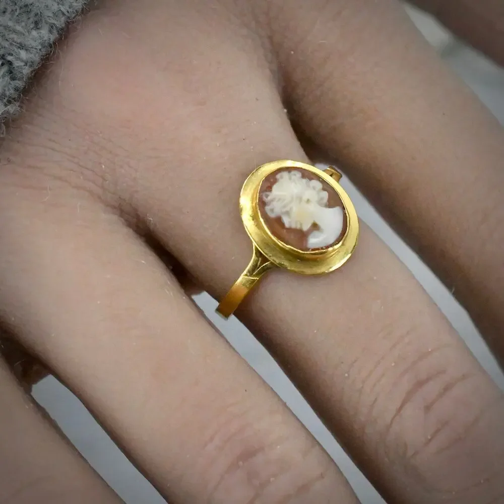 Vintage Italian 18K 750 Yellow Gold Carved Shell Cameo Ring Size 7 1.55g 13mm